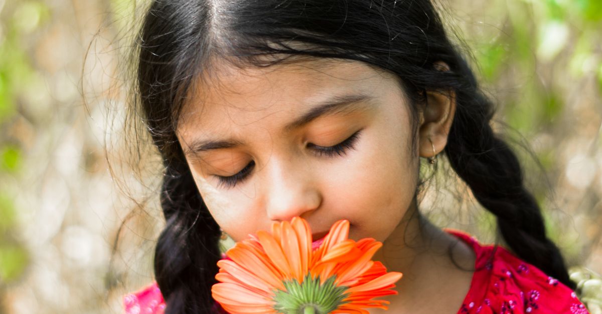 Rüyada Bir Çiçeği Koklamak - Rüya Tabiri ve Anlamı - Portrait of a girl holding a flower