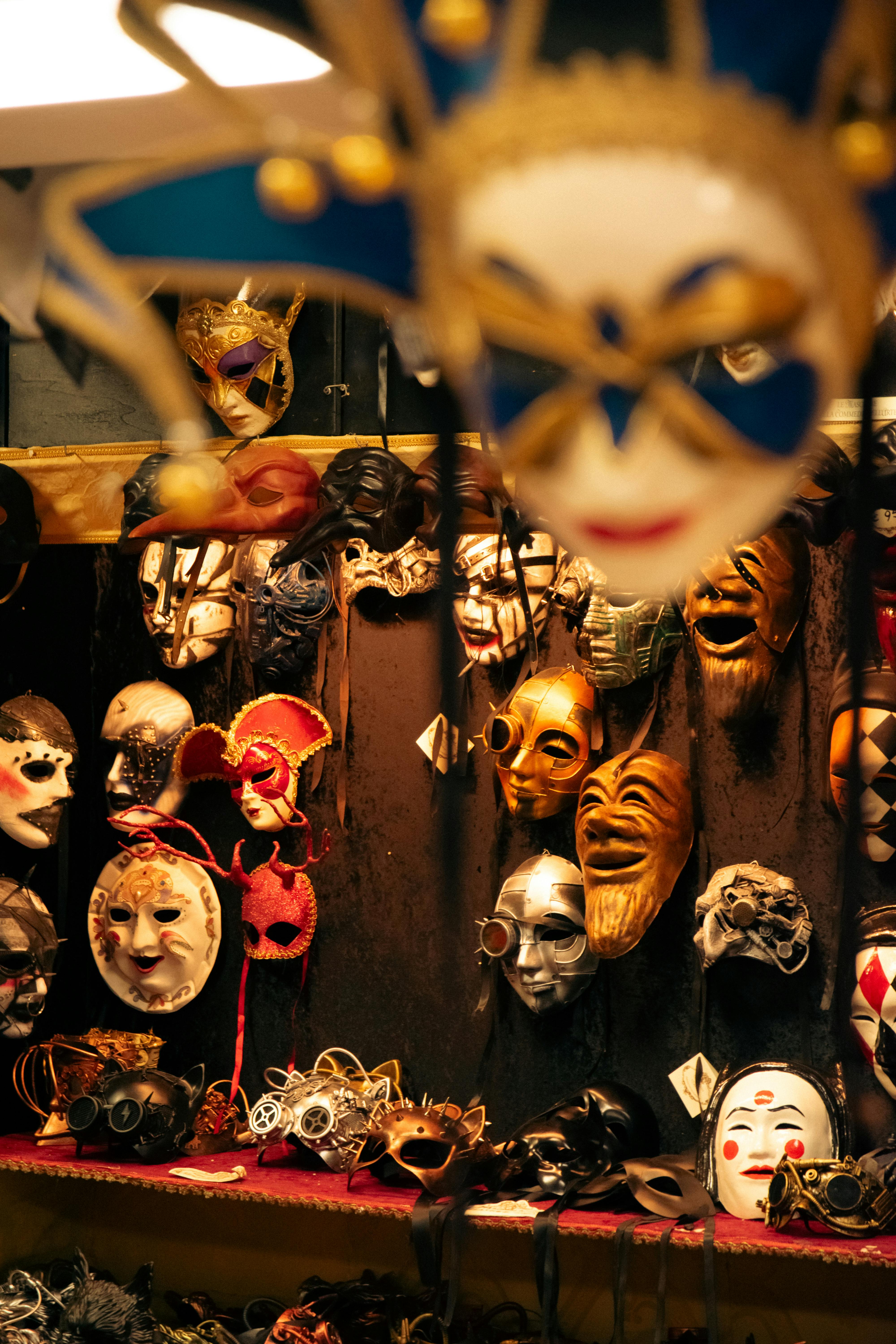 Kostenlos Eine lebendige Sammlung traditioneller venezianischer Masken, ausgestellt in einem Geschäft in Venedig, Italien. Stock-Foto