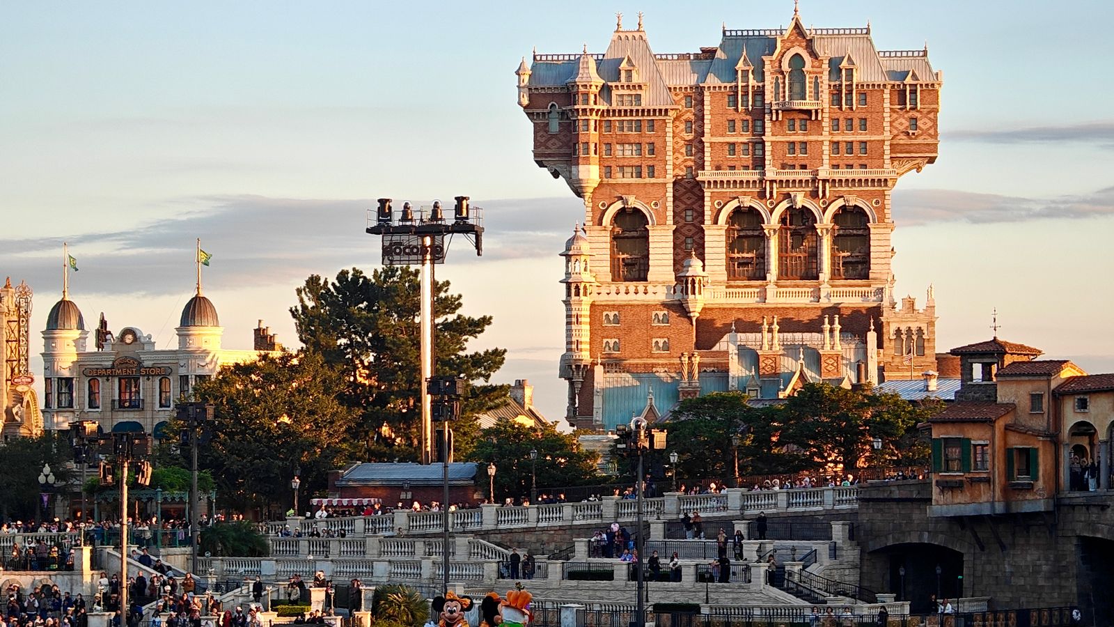 Pemandangan kapal dan Tower of Terror di Tokyo DisneySea sebagai inspirasi itinerary DisneySea 2026