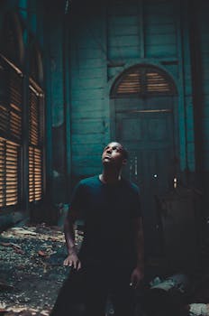 一名巴西男子观察了一栋光线昏暗的废弃建筑内的腐烂情况