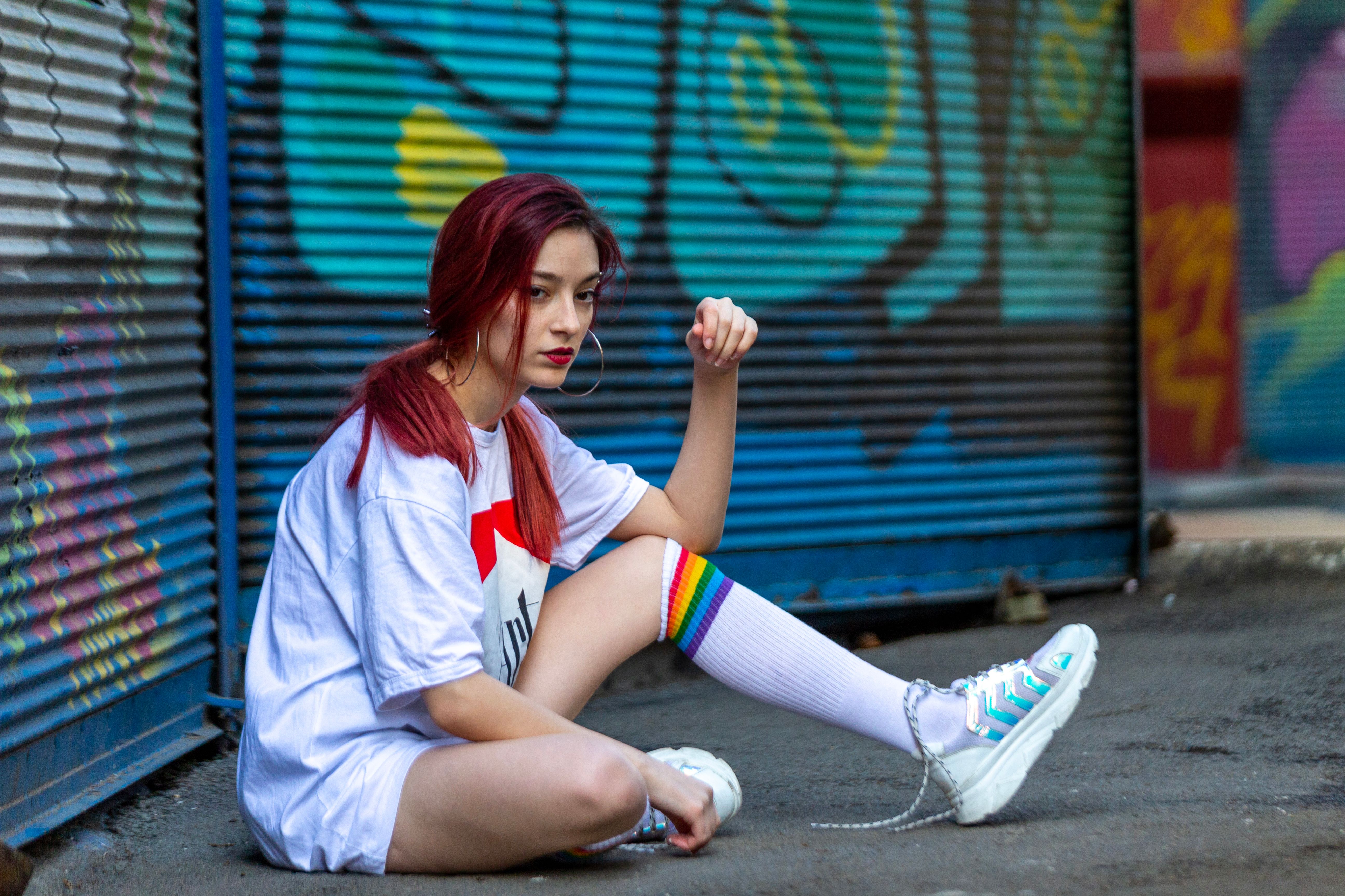 Sneakers blanches sur fond coloré