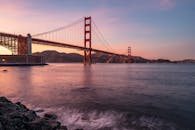 金门大桥的日落景色，海水宁静，天空充满活力