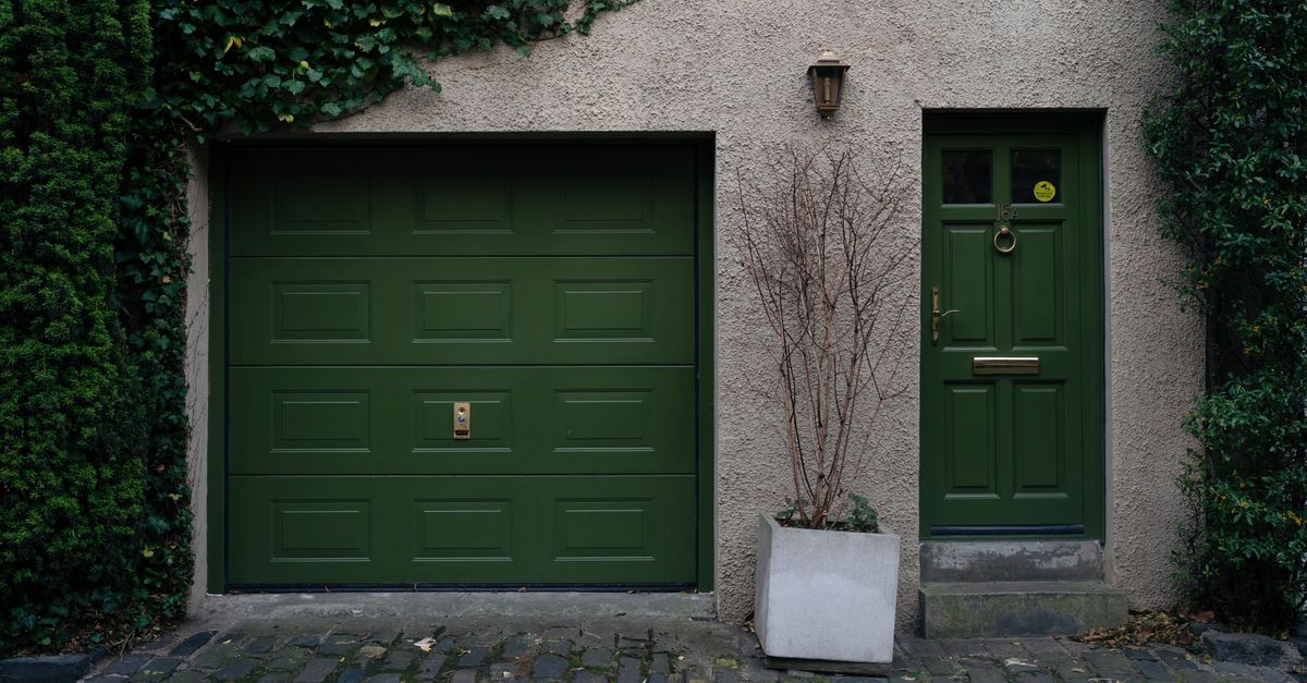 Rüyada Hiçbir Yerleşim Yerinin Olmadığını Görmek - Rüya Tabiri ve Anlamı - Elegant green door and garage in Edinburgh with climbing ivy creating a serene facade.