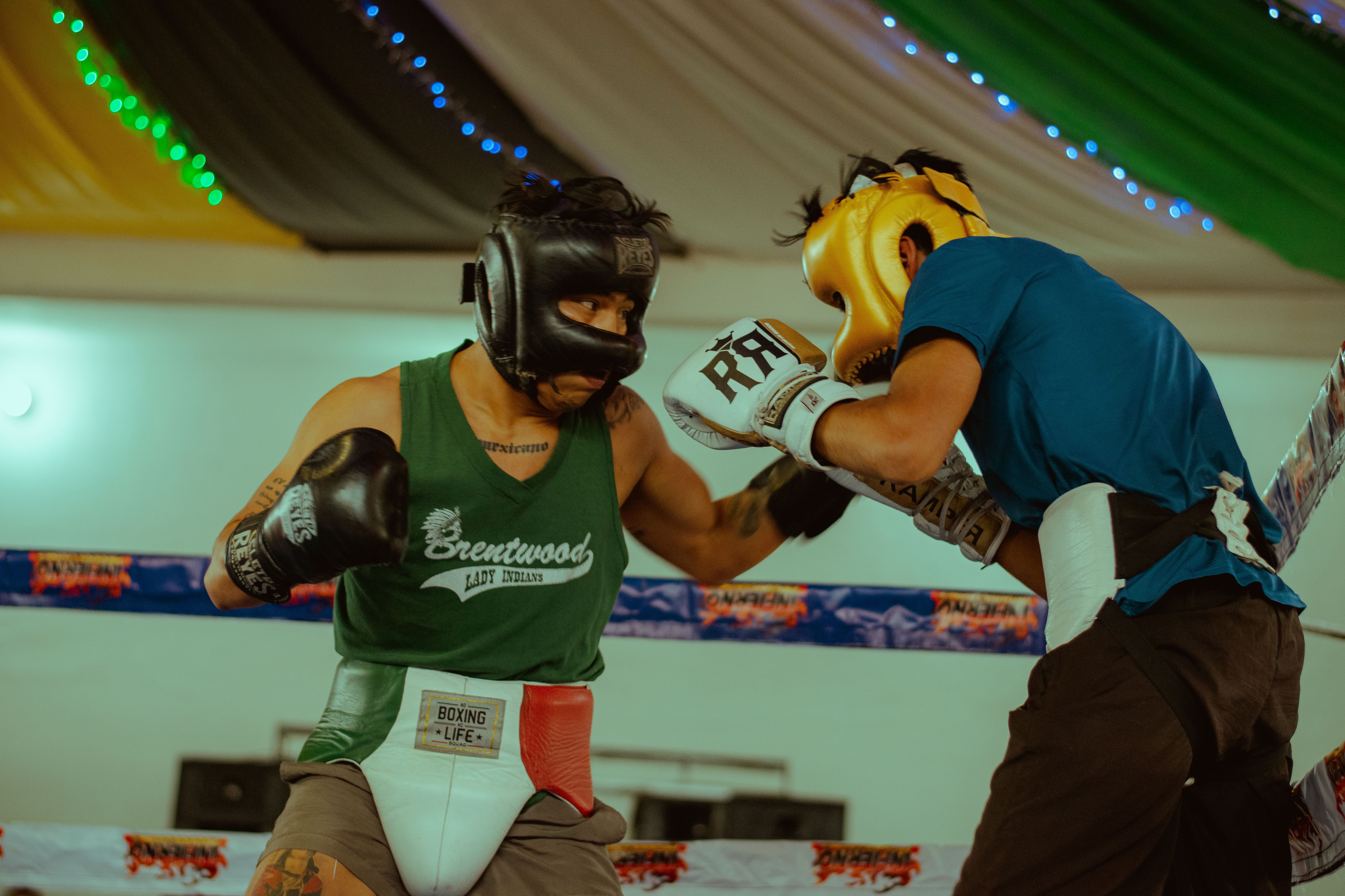 Combate De Boxeo Dinámico En Un Estadio Cubierto · Foto de stock gratuita