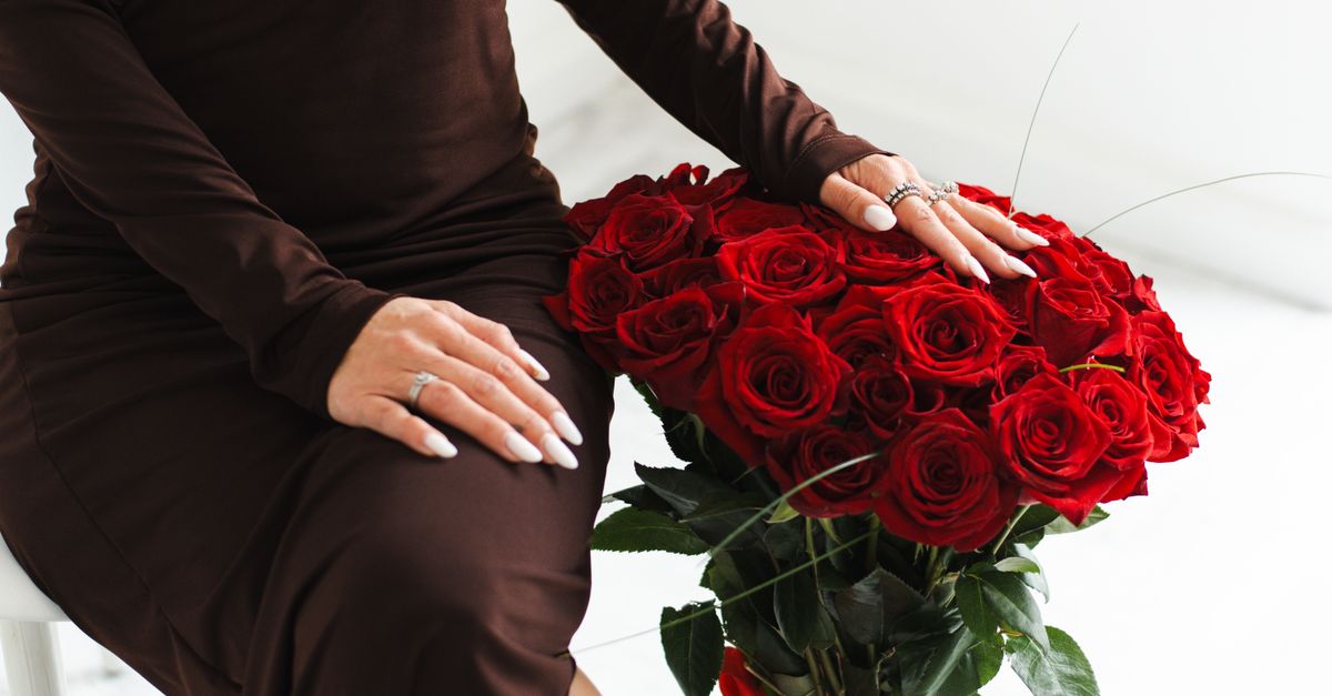Rüyada Romantik Hediye Almak - Rüya Tabiri ve Anlamı - Woman with roses bouquet