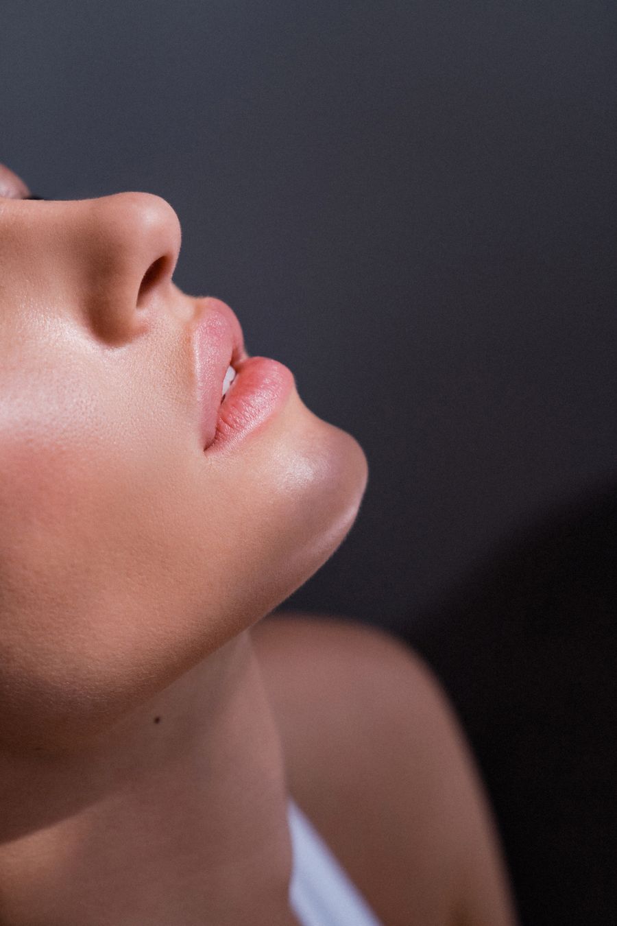 Wajah wanita dengan kulit sihat bercahaya dan solekan semula jadi, hasil rawatan facial