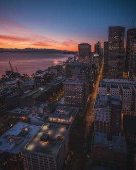 黄昏时分，西雅图的天际线与海滨壮丽景色，捕捉了城市充满活力的氛围