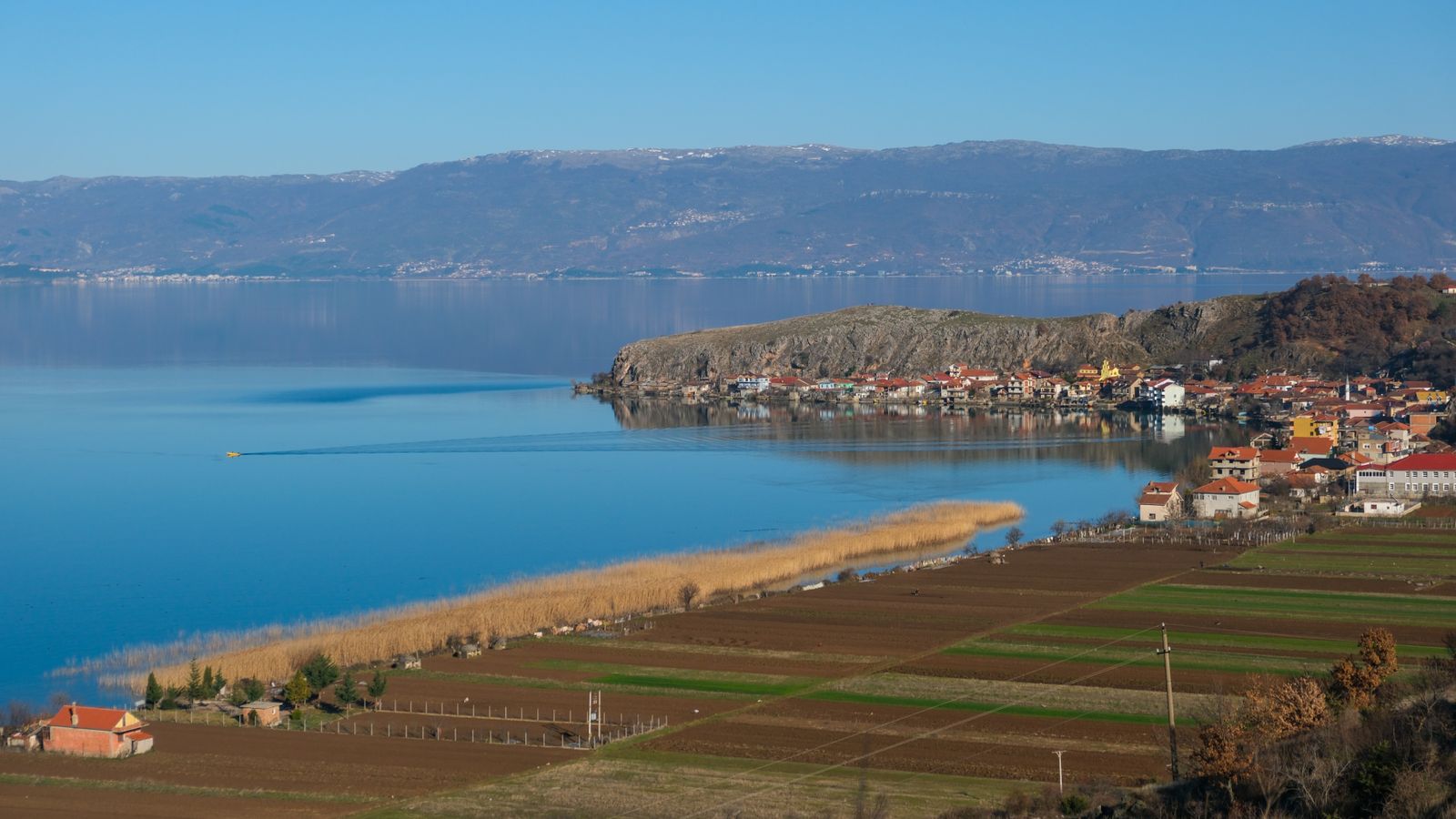 Le lac d’Ohrid vu d’Udenisht, près de Pogradec, sur la rive albanaise