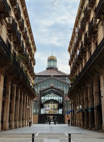 Vista de la entrada del Mercado del Born enclavado entre edificios históricos.