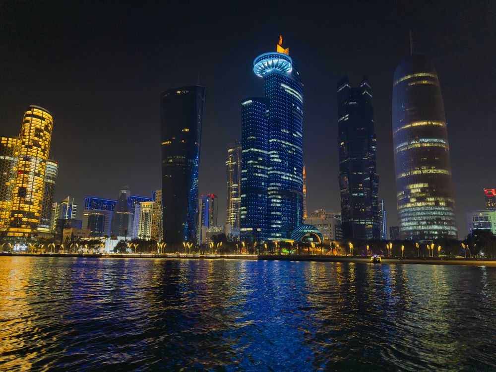 多哈天际线倒映在水面上的绝美夜景 · 免费素材图片