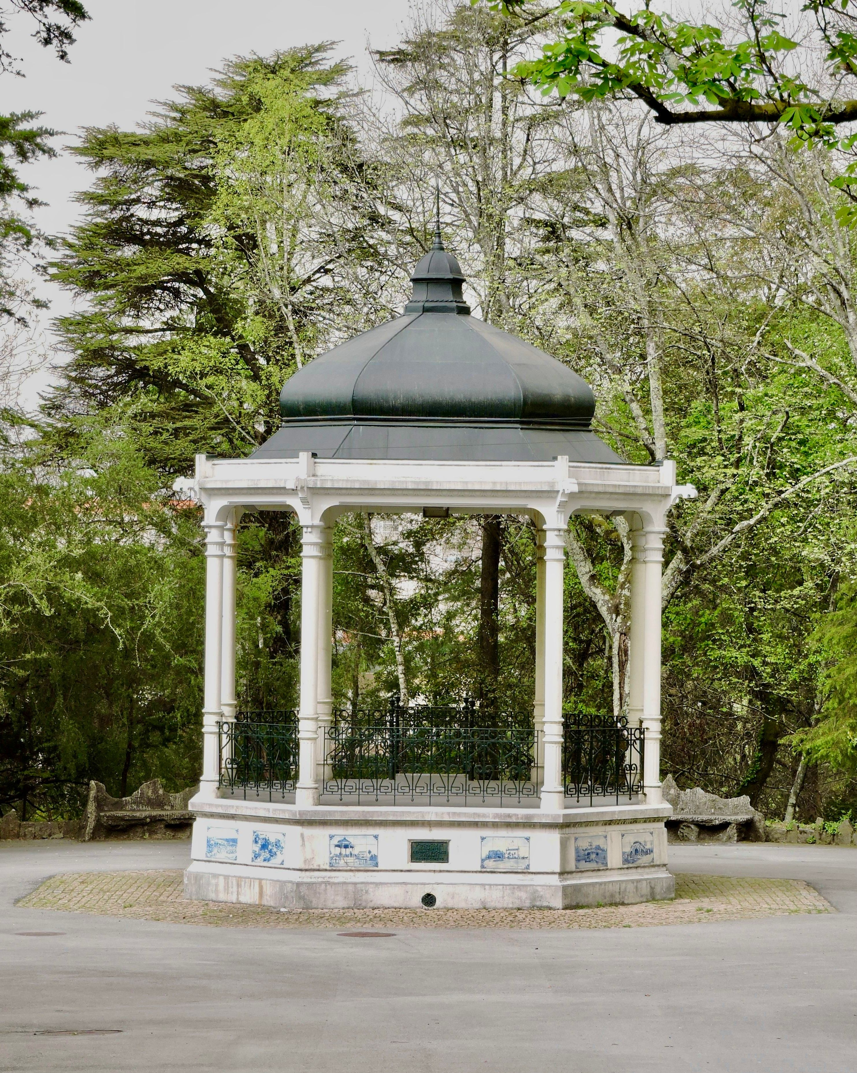 Elegant Gazebo in Lush Green Park Setting · Free Stock Photo