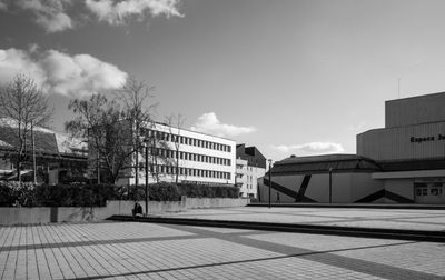 Photo en noir et blanc d'architecture urbaine à Compiègne, France.