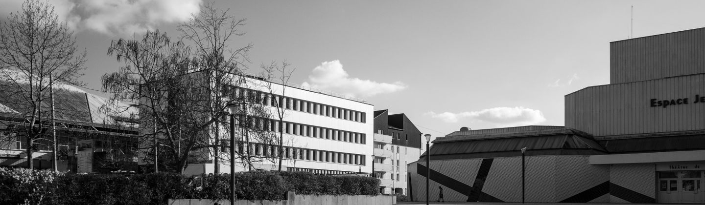 Photo en noir et blanc d'architecture urbaine à Compiègne, France.