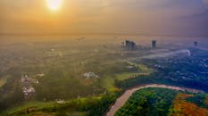 日出时分，薄雾笼罩下的印度尼西亚万丹鸟瞰图，展现了城市与自然的交融