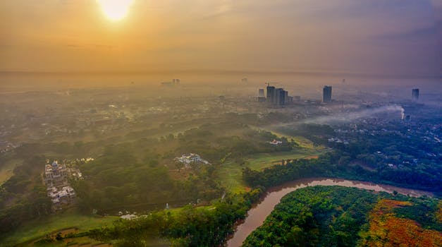 日出时分，薄雾笼罩下的印度尼西亚万丹鸟瞰图，展现了城市与自然的交融
