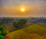 日出时分，金色的光芒投射在雾蒙蒙的万丹城市上空，鸟瞰景色迷人