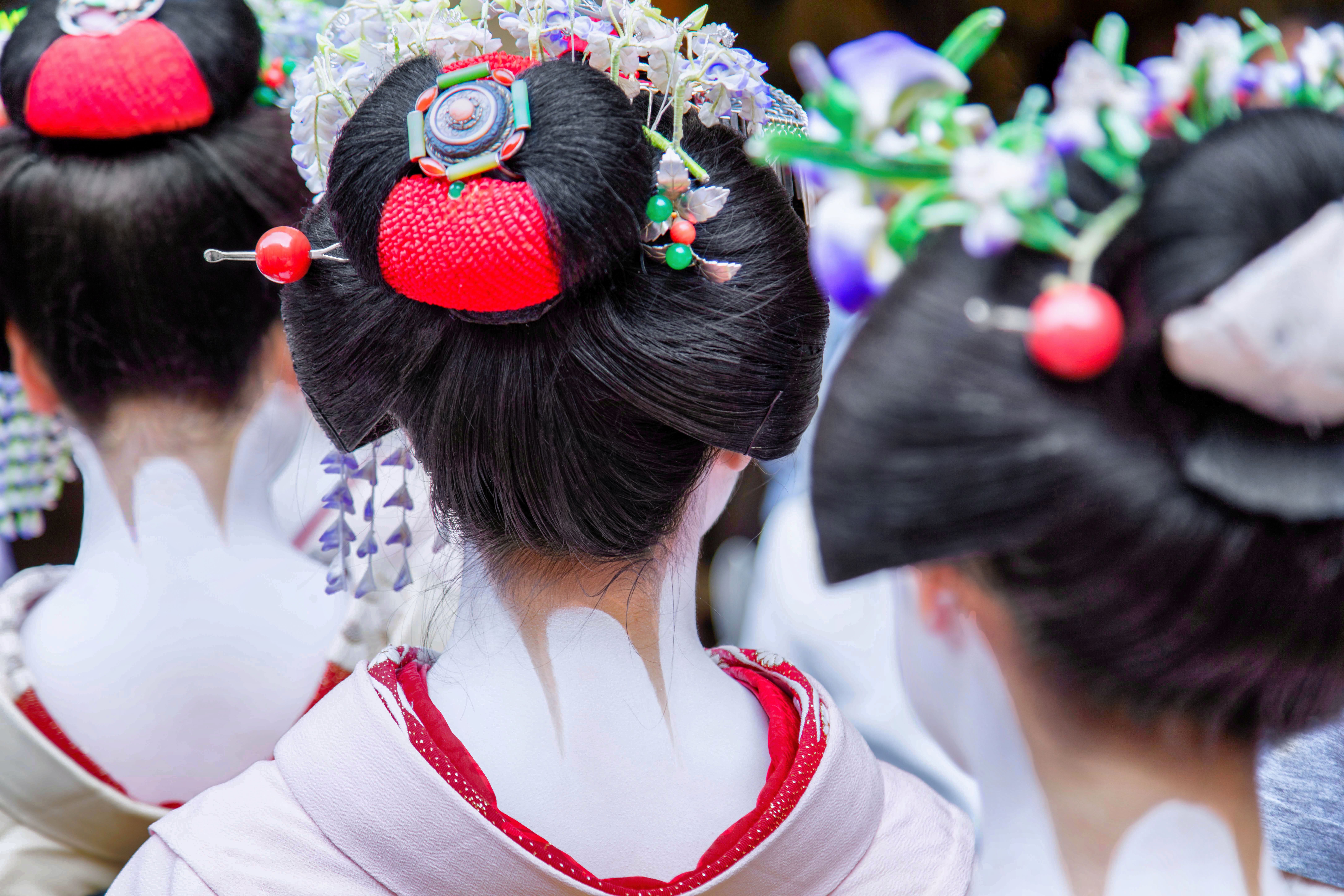 日本の京都で、複雑な髪飾りをつけた芸者が伝統的な美しさを披露しています。