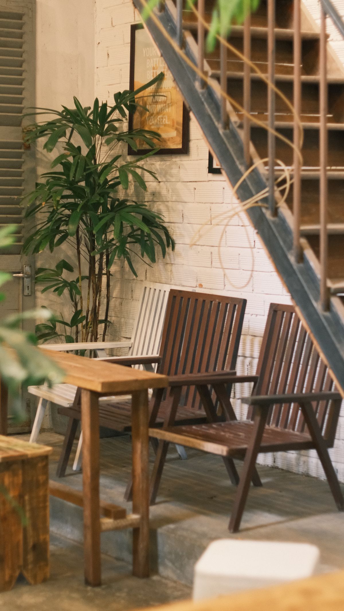 Espace calme avec assise en bois et plantes pour une séance de sophrologie