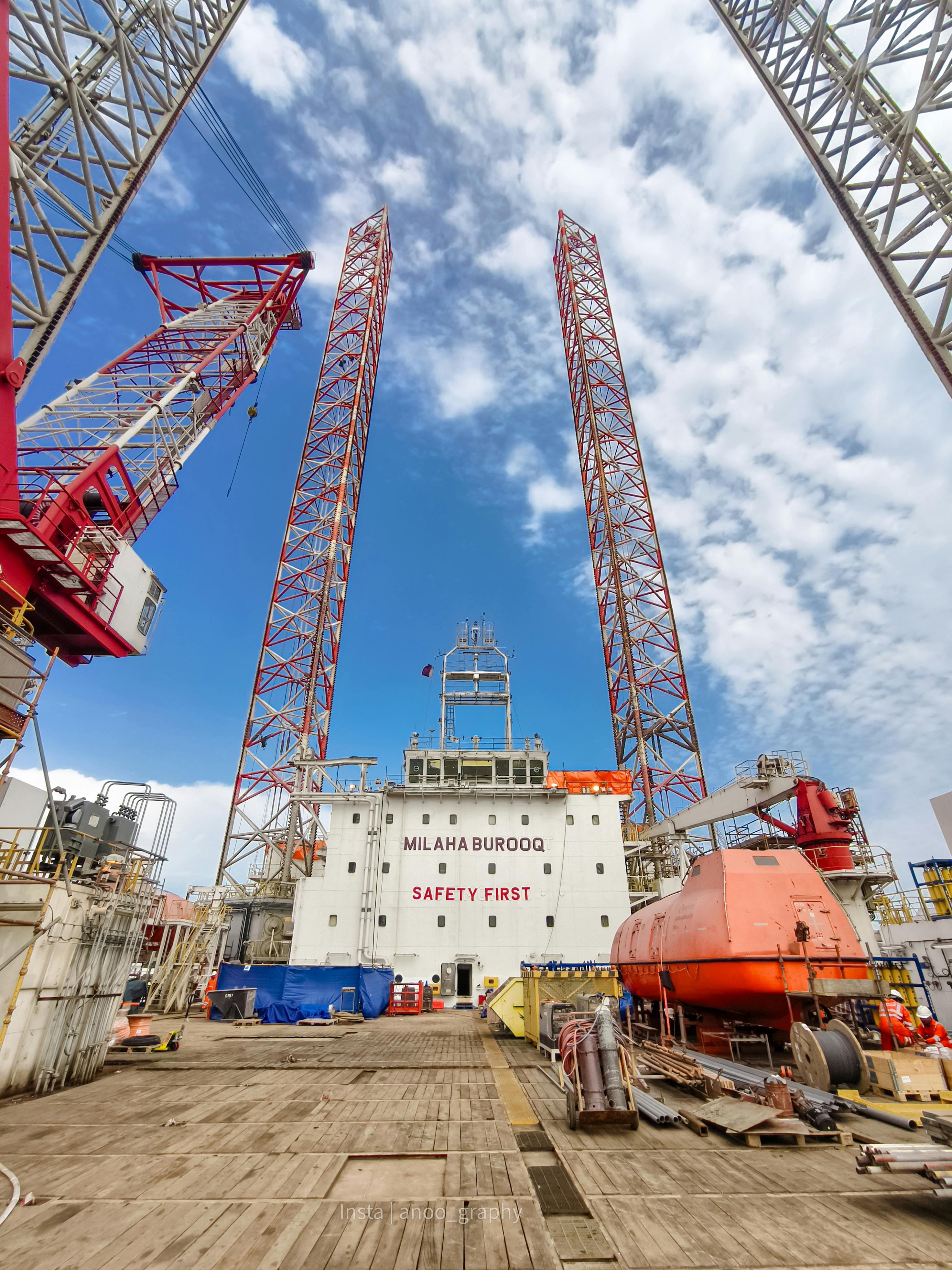 Rig Minyak Dengan Pesan Keselamatan Di Bawah Langit Biru · Foto Stok Gratis