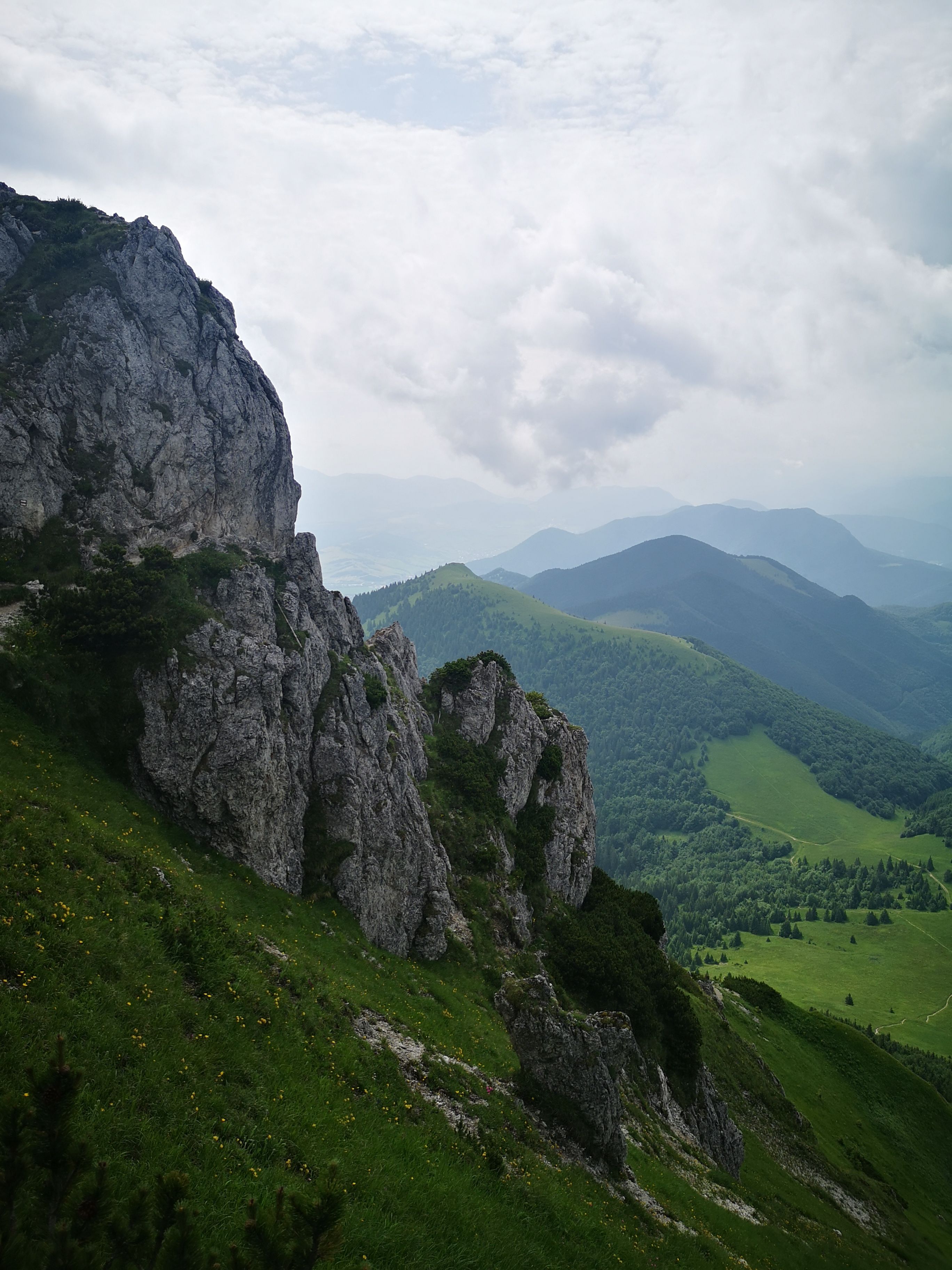 [ColoSach]-stunning-view-of-rocky-mountains-and-lush-green-valleys-under-a-cloudy-sky.