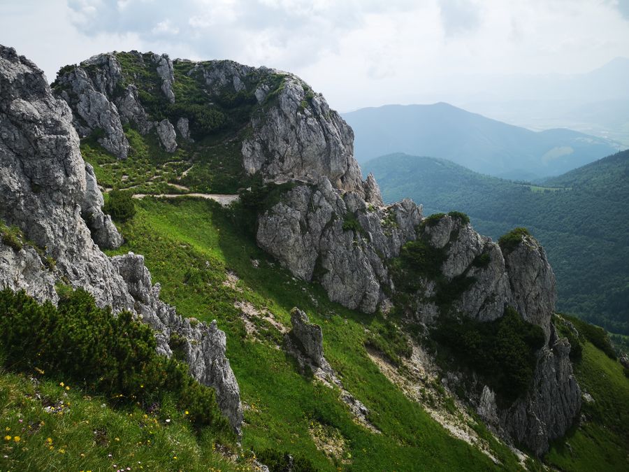 Vápencové skalní věže na hřebeni Malé Fatry s výhledem do zeleného údolí
