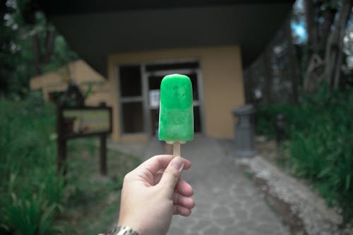 Personne Tenant Une Glace Verte