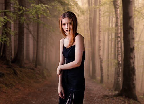在森林裡的年輕女子的畫像