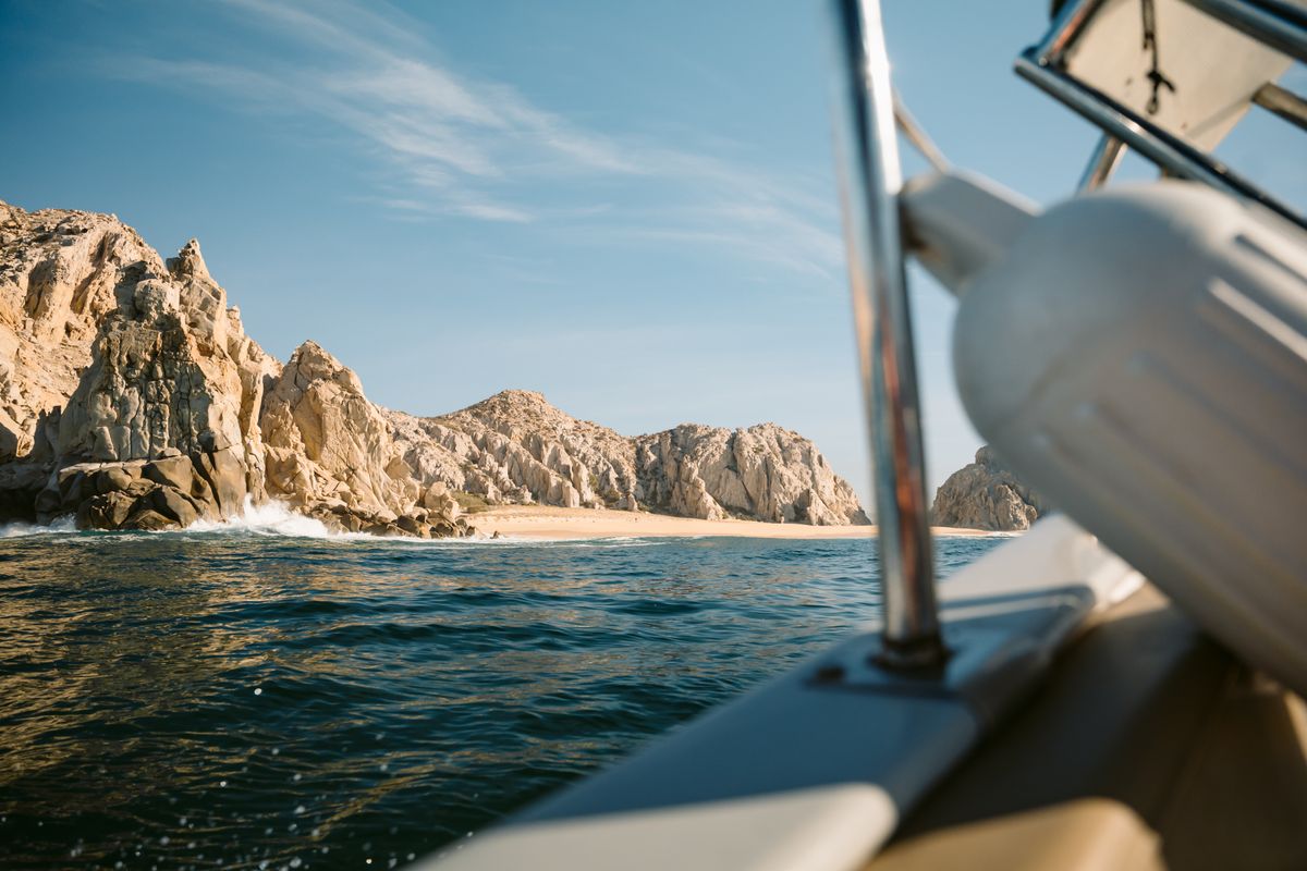 Explore la impresionante costa de Cabo San Lucas desde un bote, con acantilados escarpados