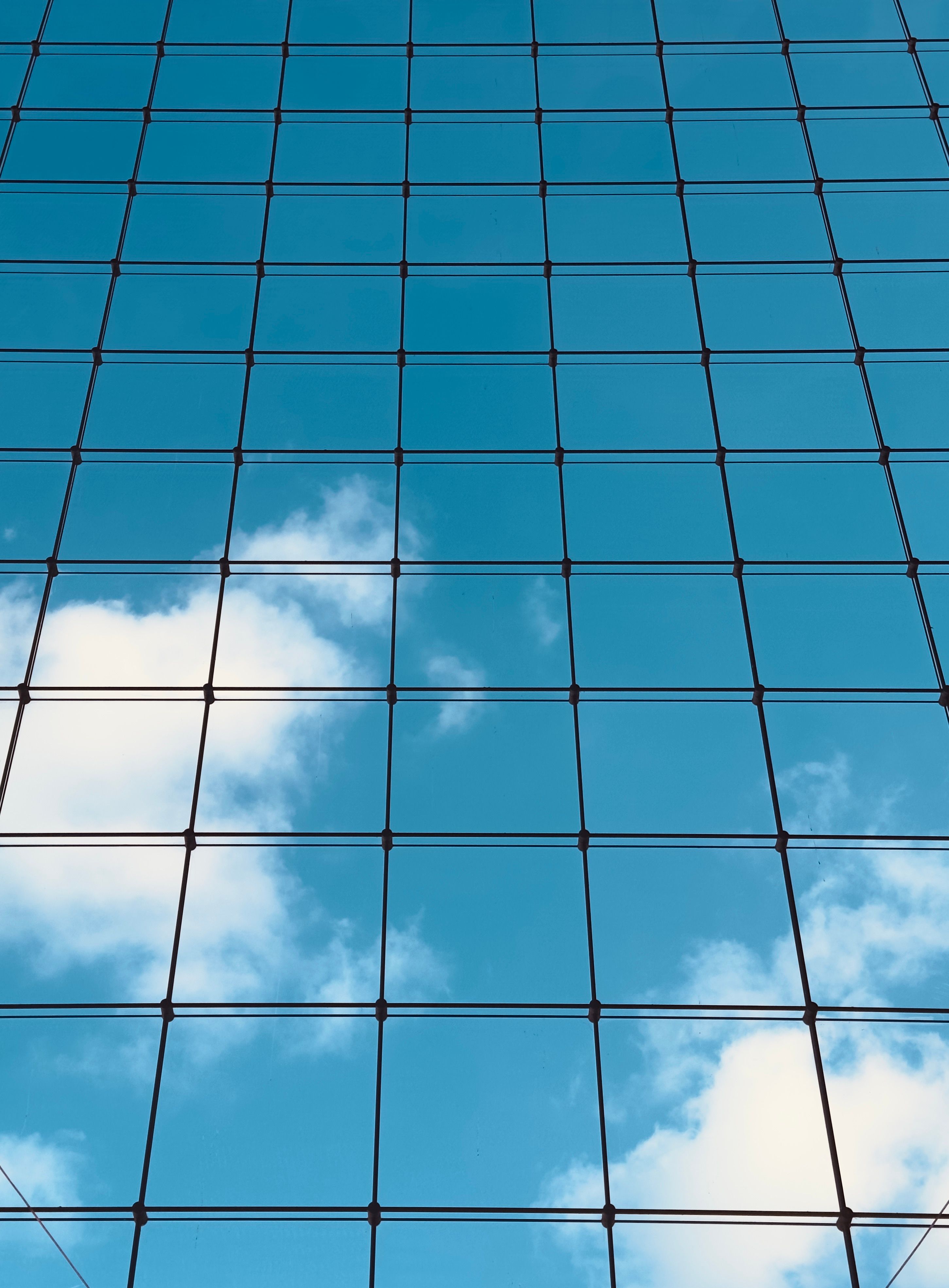 glass-reflect-surroundings