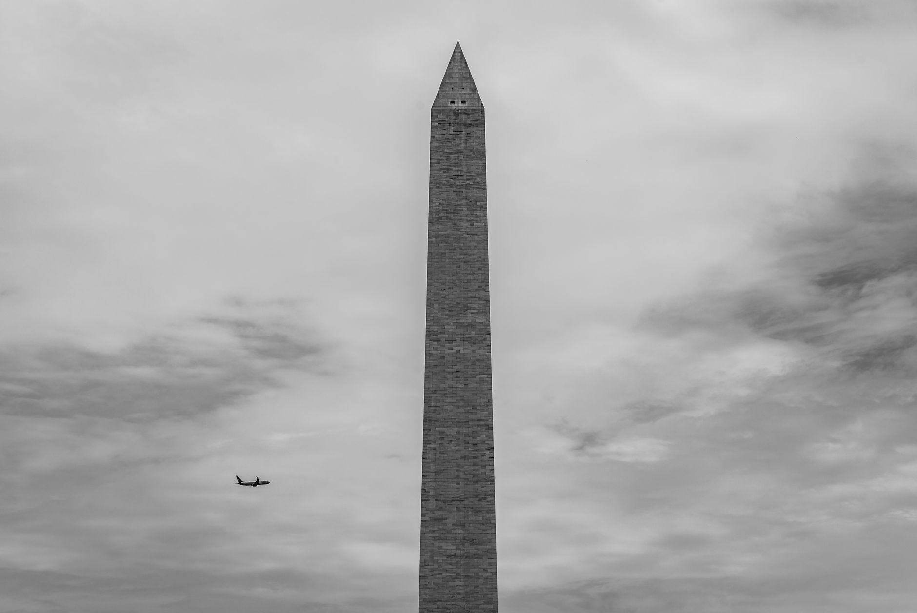 Washington DC: Kňaz prišiel o post exorcistu po tvrdení, že UFO sú dielo démonov