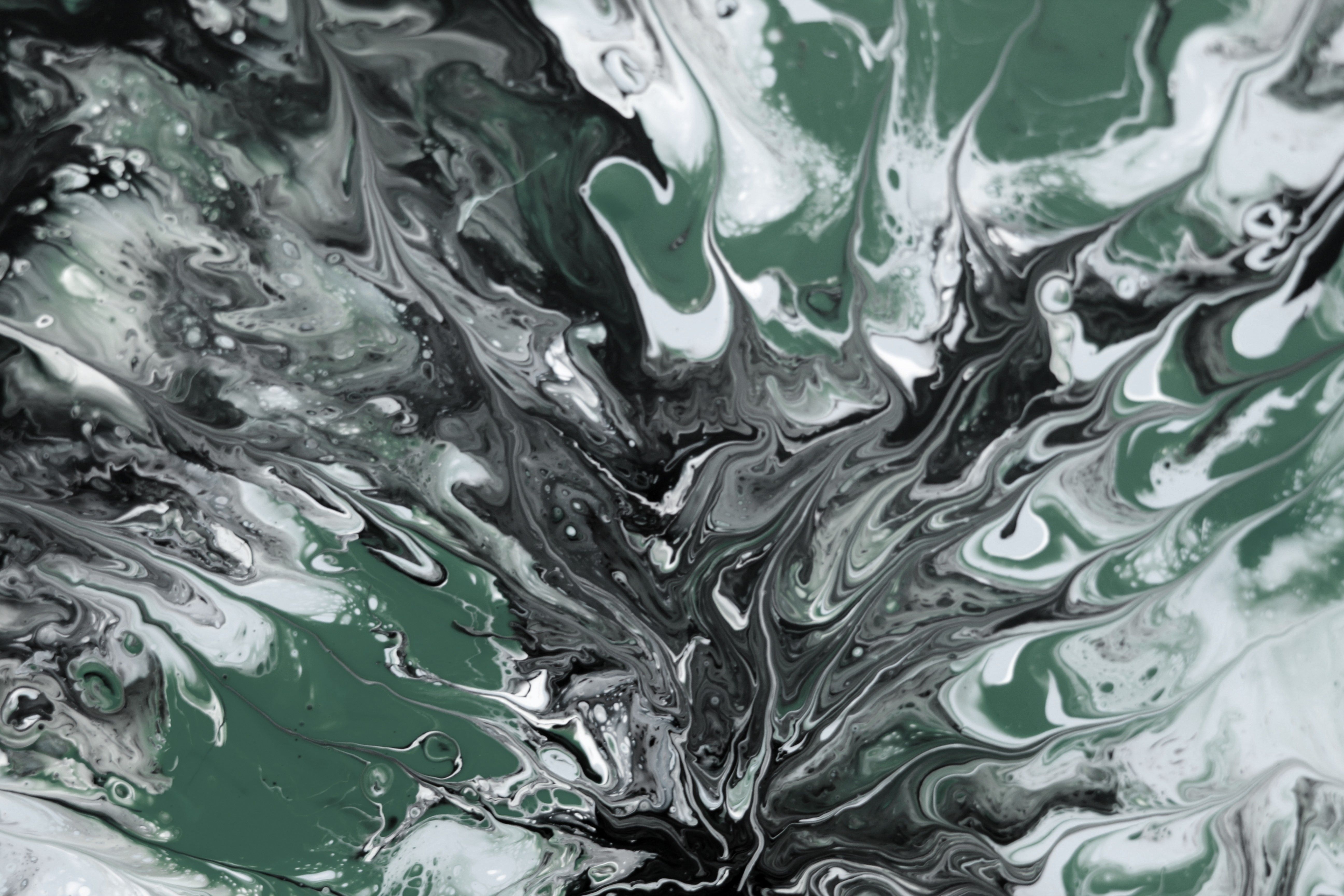 Abstract Fluid Art with Green and Black Swirls · Free Stock Photo