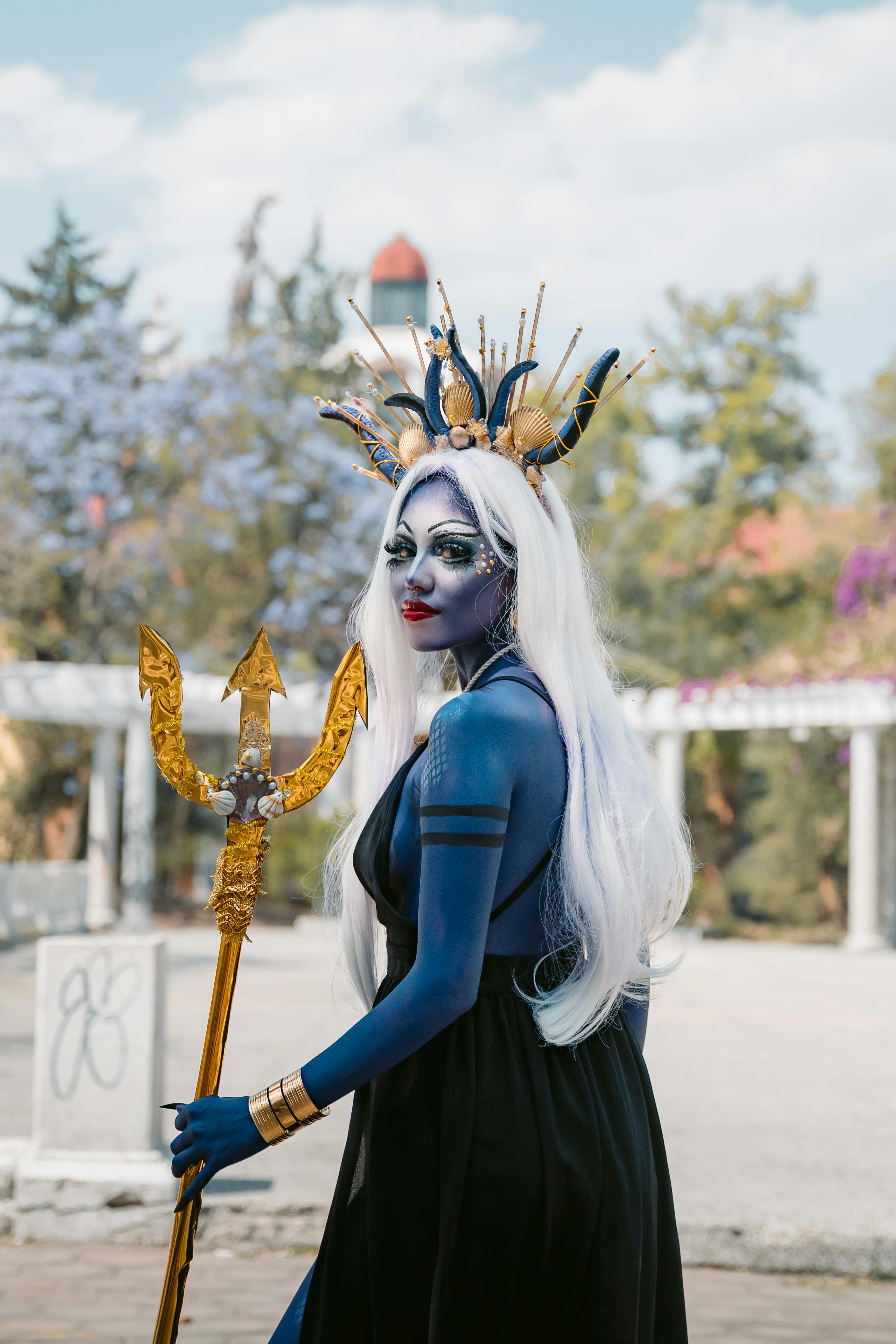 Colorful cosplay character with blue body paint posing outdoors in Ciudad de México.
