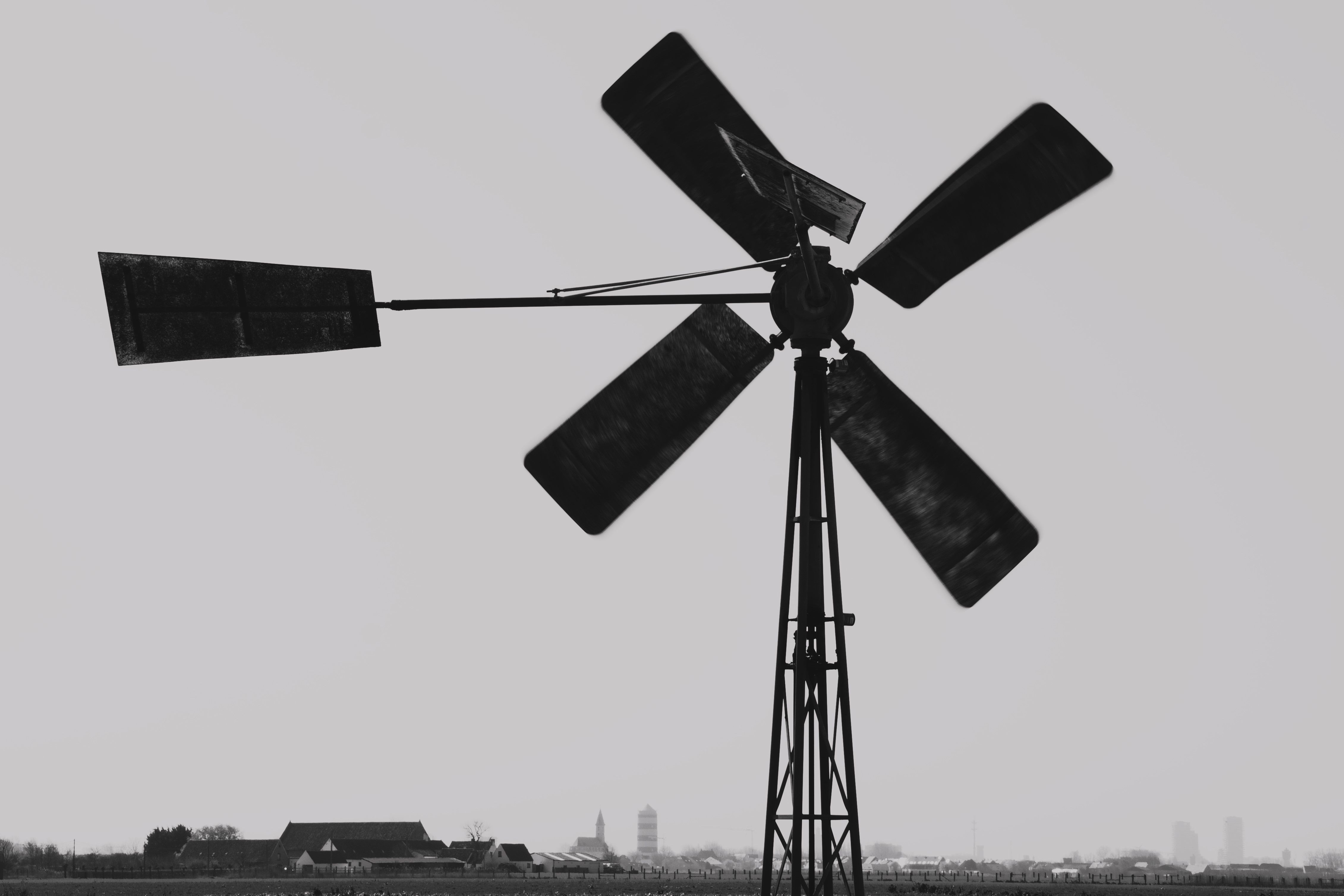 Detail van molenwieken tegen een heldere lucht