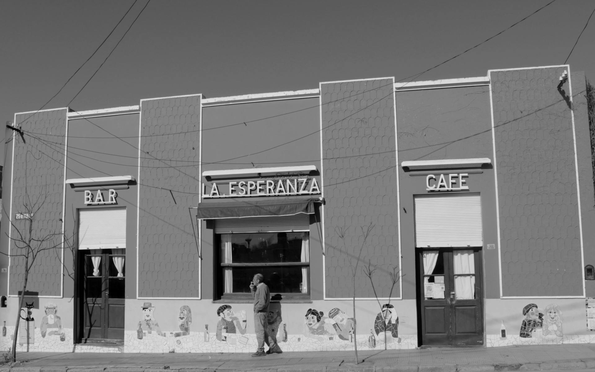 Black and white photo of Bar La Esperanza in La Cumbre, Córdoba, Argentina with a vintage facade.