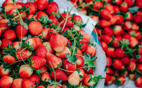 Free Close-up of fresh, ripe strawberries in a market setting showcasing vibrant red colors. Stock Photo