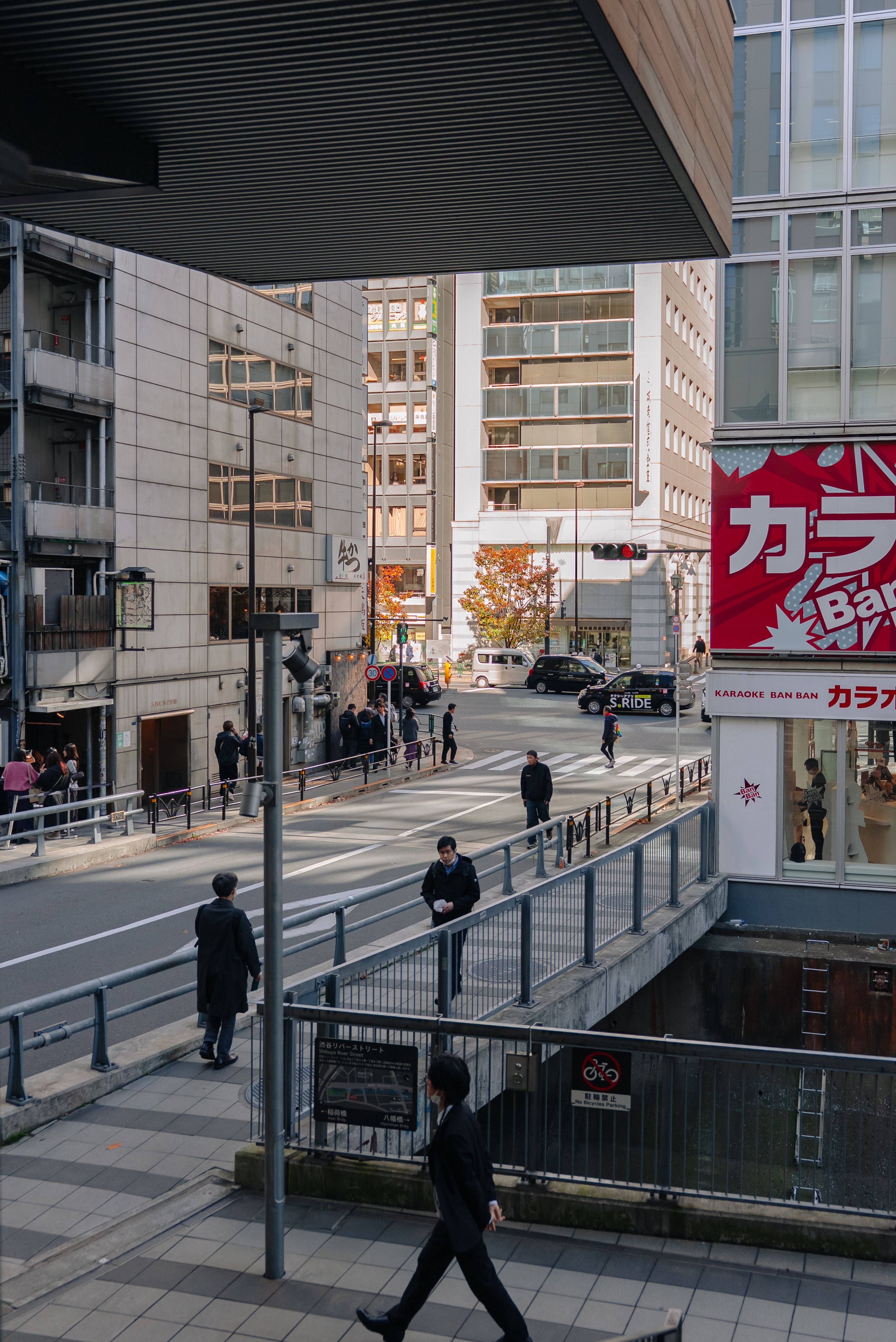 Urban Street Scene in Busy Japanese City · Free Stock Photo