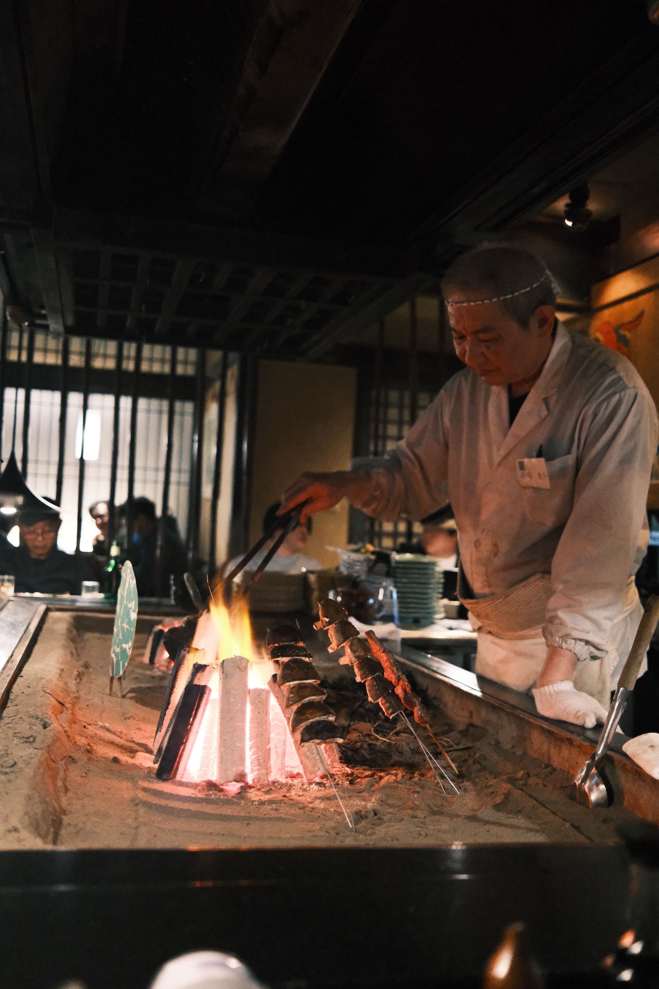 炭火と向き合う串焼き職人