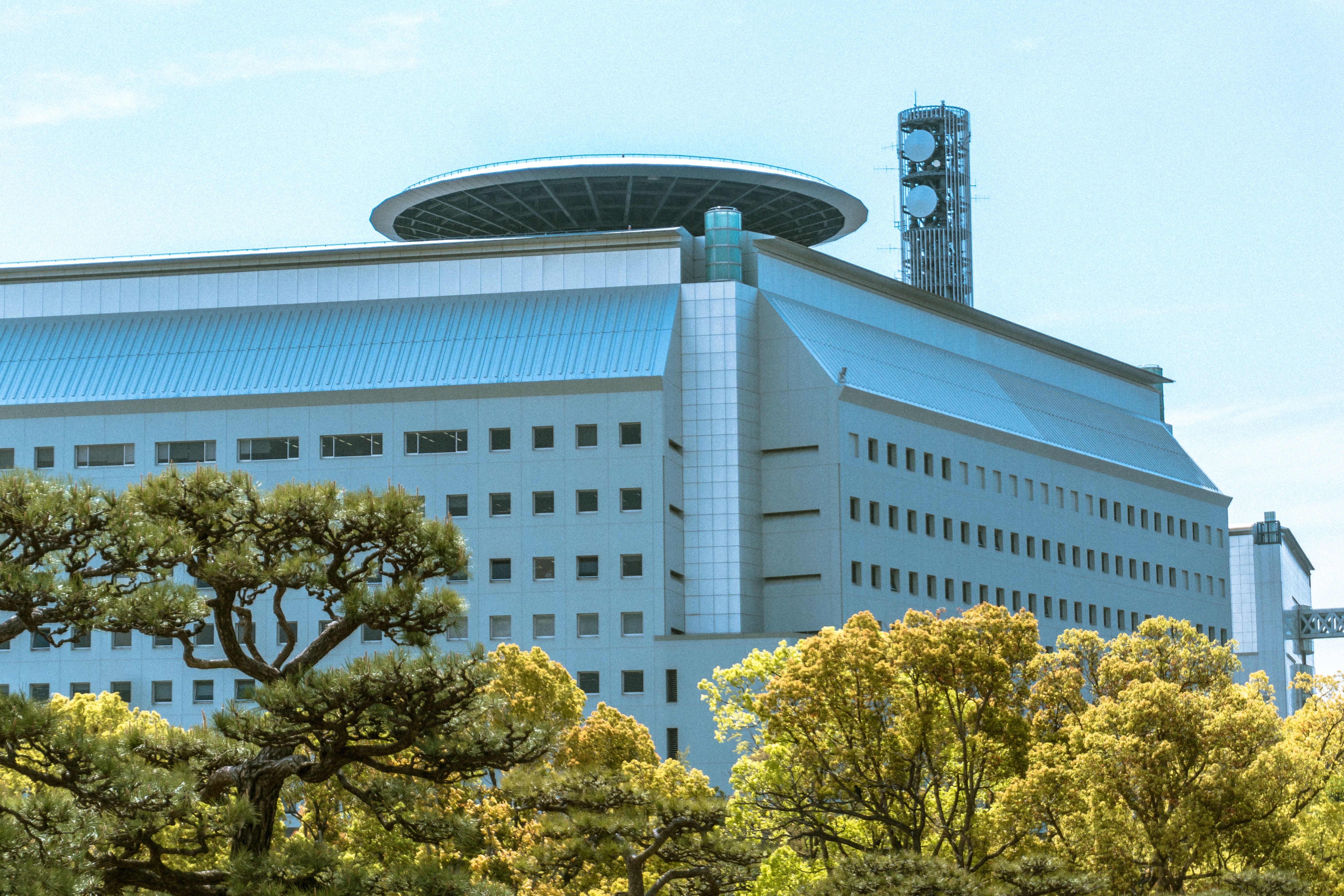 Modern Building in Sunny Urban Park Setting · Free Stock Photo
