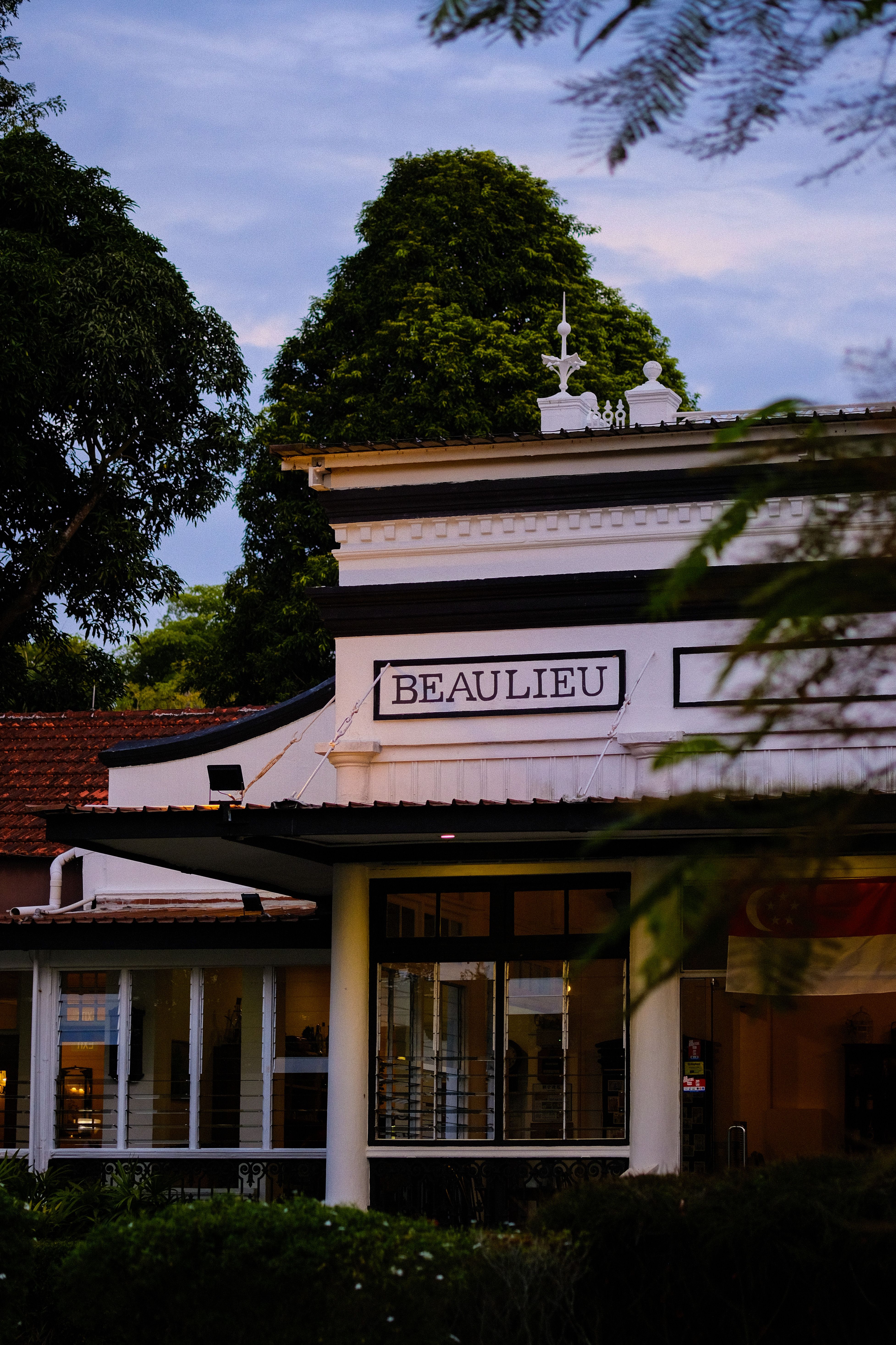 Elegant Colonial Building at Dusk · Free Stock Photo