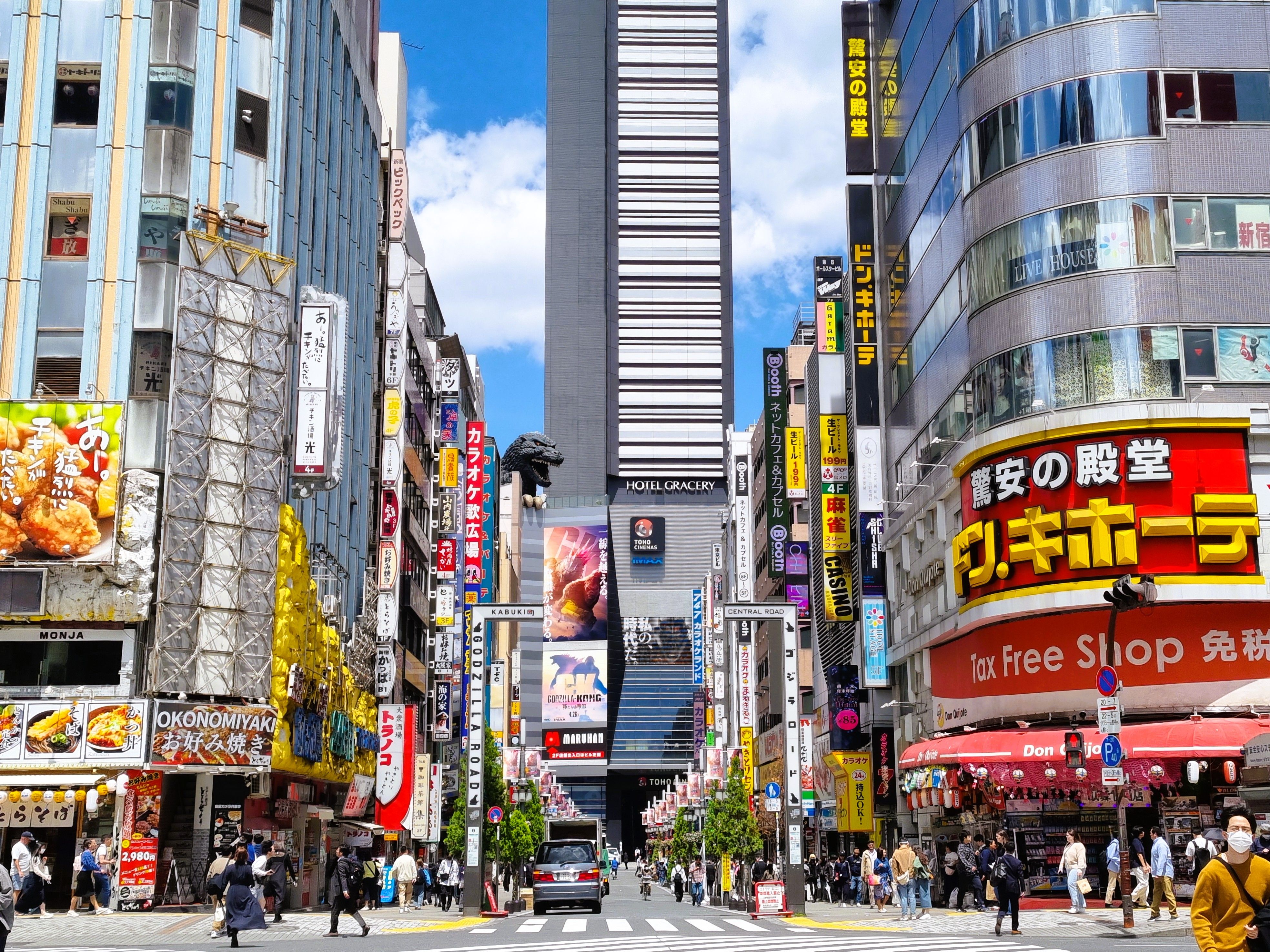 Vibrant Street Scene in Shinjuku, Tokyo · Free Stock Photo