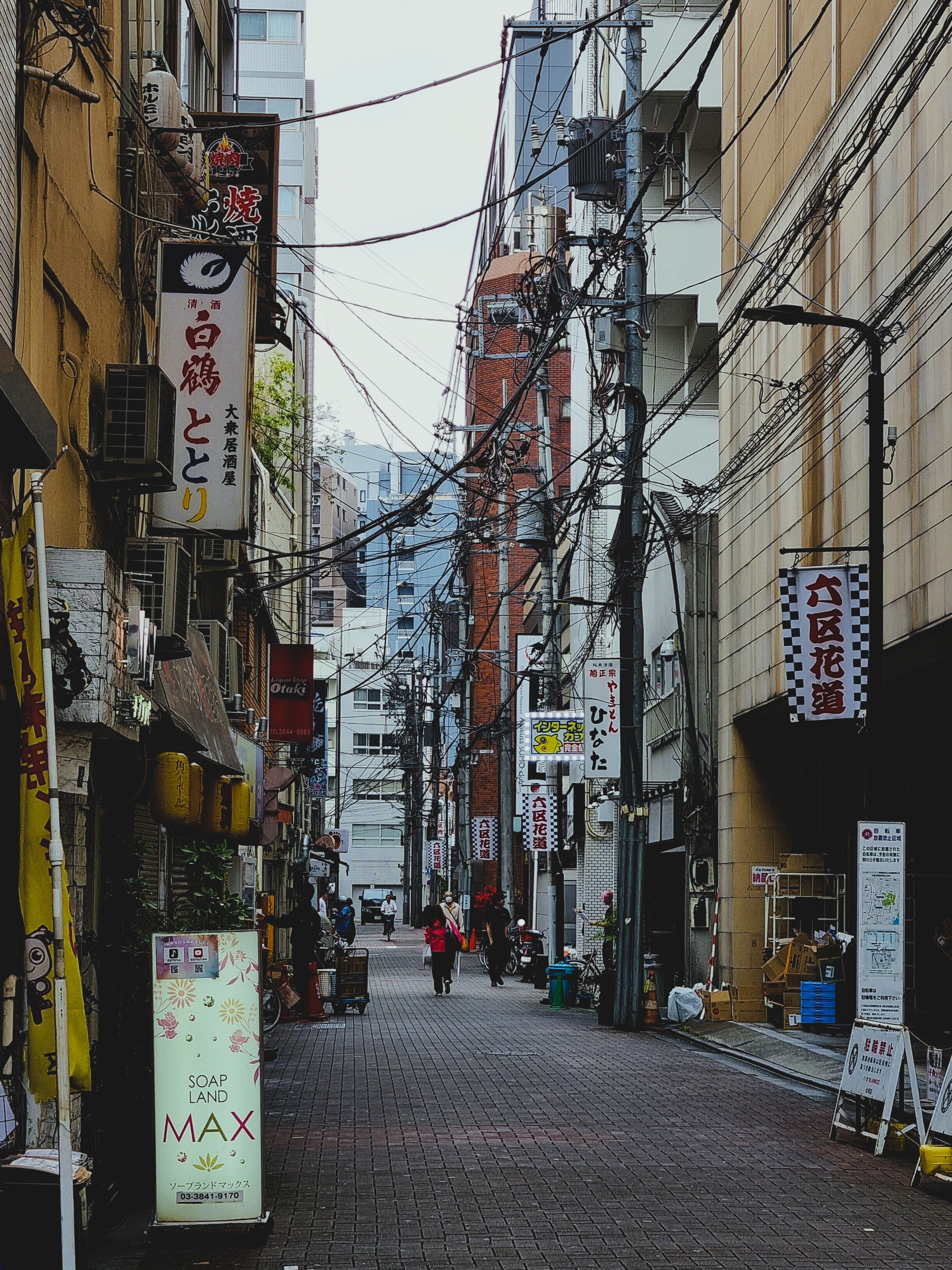 Bustling Narrow Alleyway in Urban Setting · Free Stock Photo
