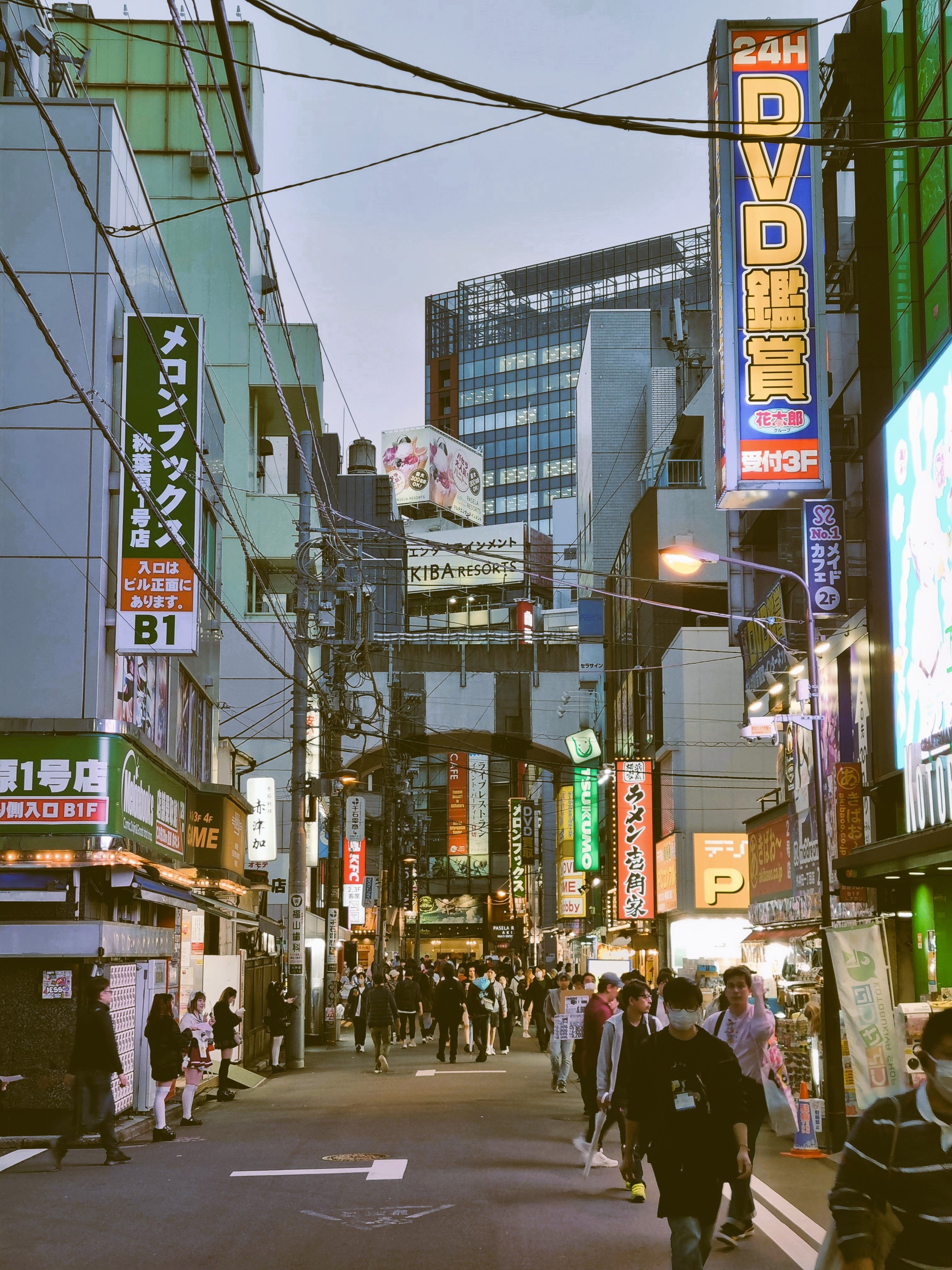 Bustling Evening Street Scene in Tokyo, Japan · Free Stock Photo
