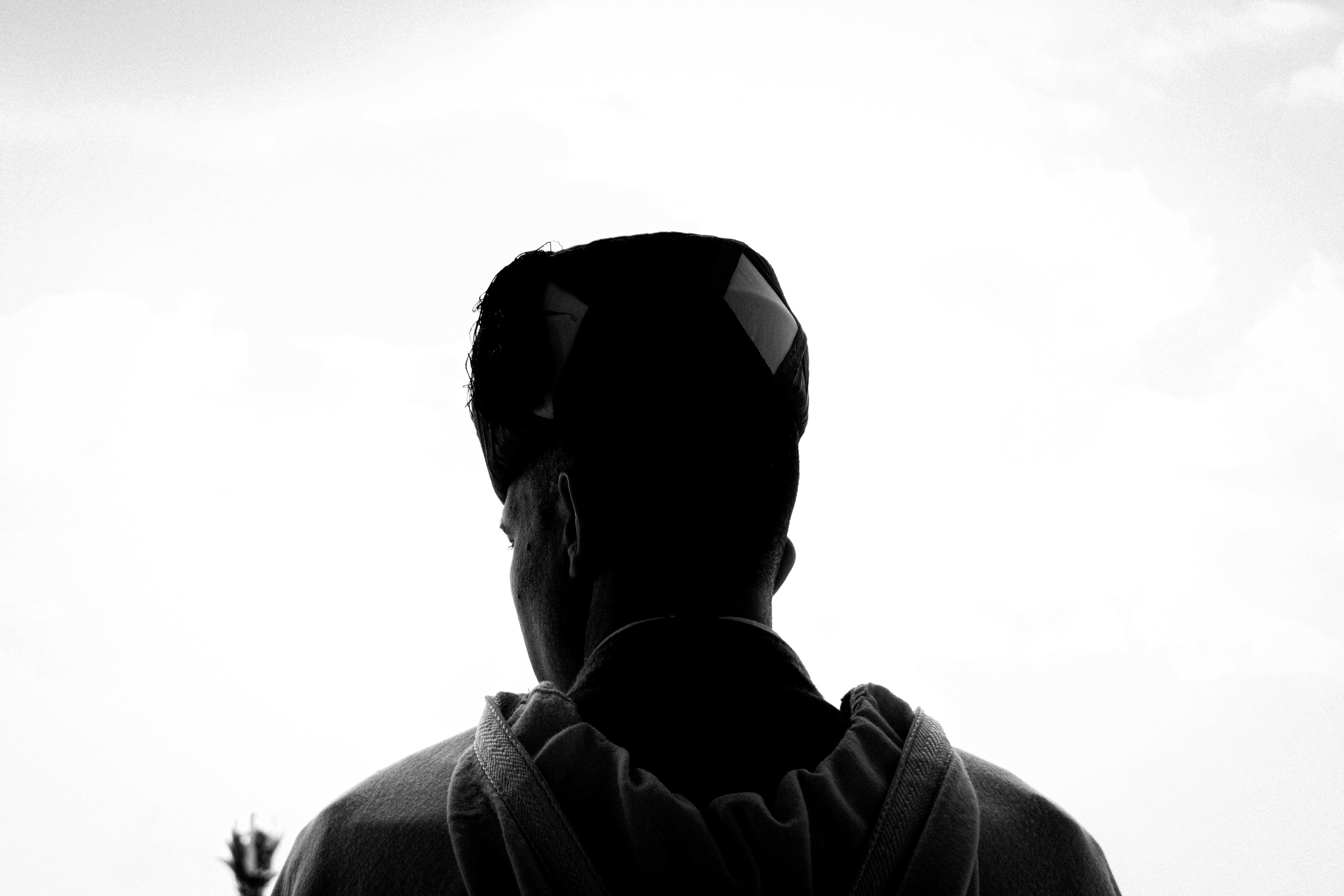 Gratis Silhouette di una persona all'esterno, che cattura lo stile e l'atmosfera moderni di Rabat. Foto a disposizione