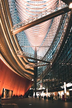 从低角度拍摄，东京国际论坛的建筑结构令人惊叹