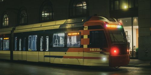 Free A METRO train in Houston at night, showcasing urban transportation in the city's downtown area. Stock Photo