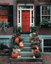 波士顿门口摆放着南瓜和绿色植物作为秋季节日装饰