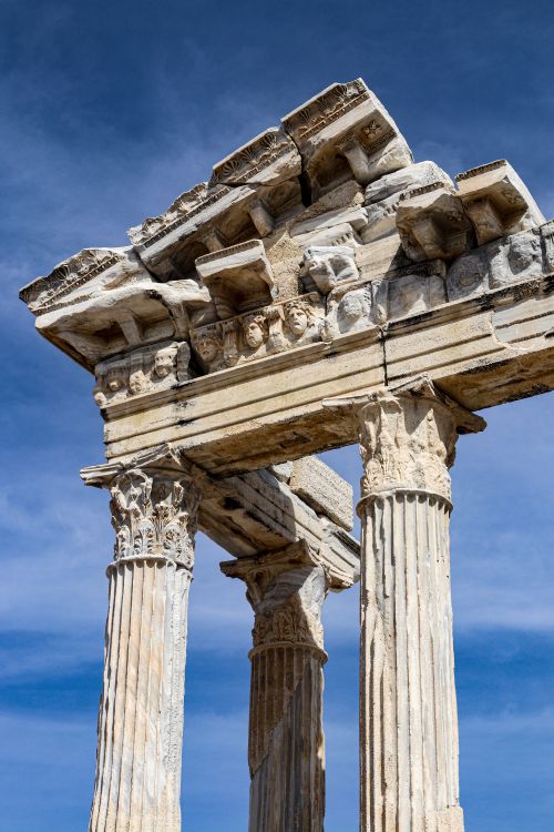 Free Detailed view of historic Roman columns in Antalya, Türkiye, capturing architectural beauty. Stock Photo