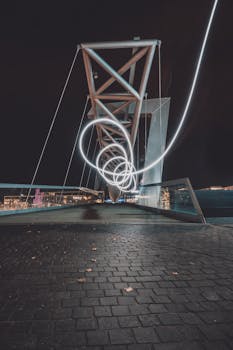 挪威奥斯陆一座灯光璀璨的桥梁，在夜色中显得格外惊艳