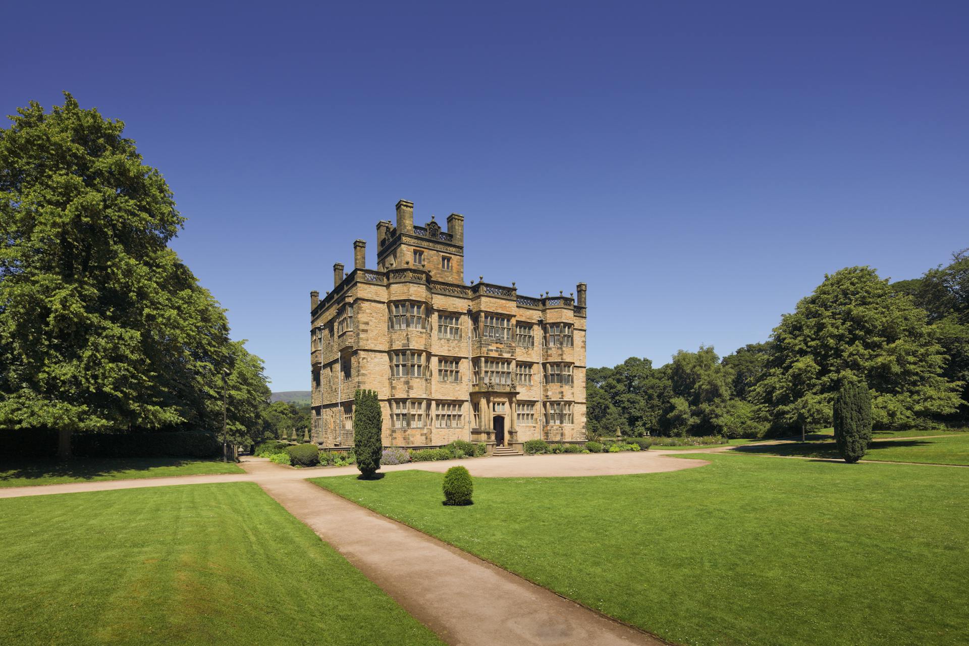 Discover the grandeur of Gawthorpe Hall, a historic Elizabethan mansion in Padiham, England.