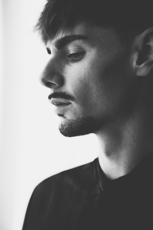 Free Artistic profile portrait of a young man in black and white, conveying introspection. Stock Photo